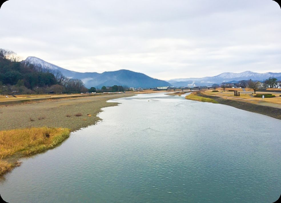 福井県の川と山の風景