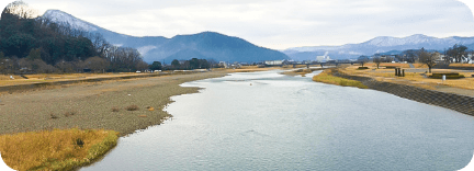 福井県の川と山の風景